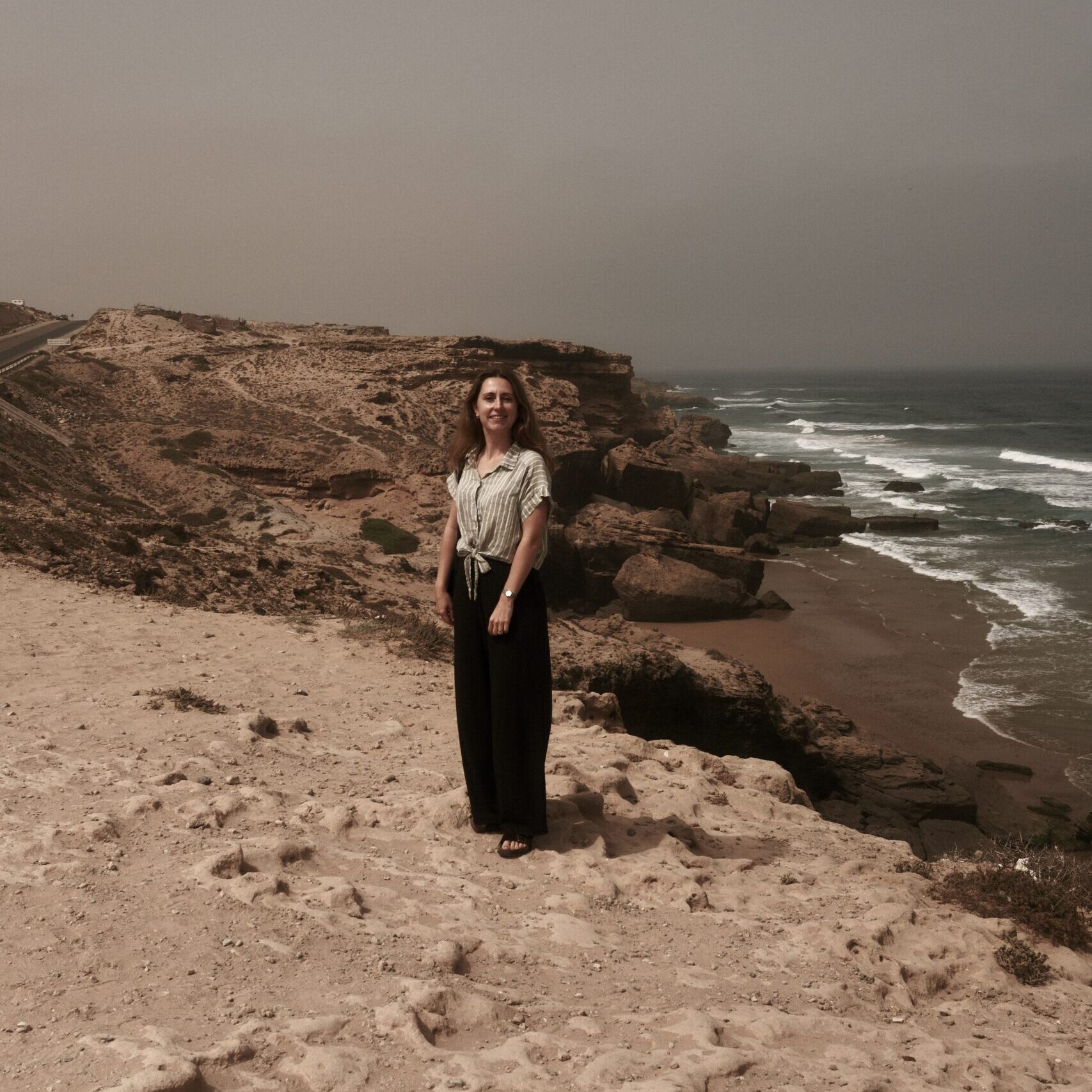 Lisa in Marokko aan de kust