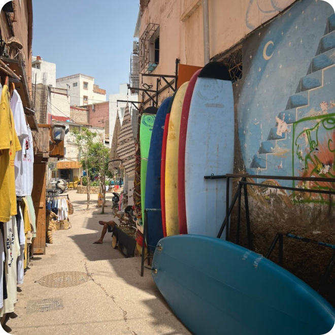 Surfplanken in een straat in Taghazout Marokko